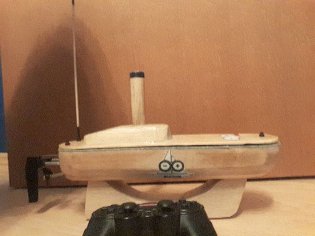 Gesteuert wrid das Boot mit einem PlayStation-Controller. (Foto: Matija Adric)